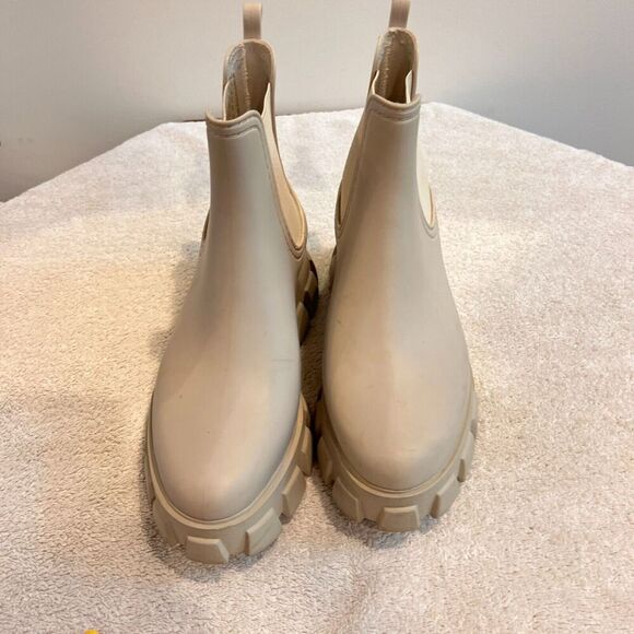 Jeffrey Campbell Womens Beige Chelsea Rain Boots Lug Sole 10 Chunky Bootie EUC - Picture 2 of 10